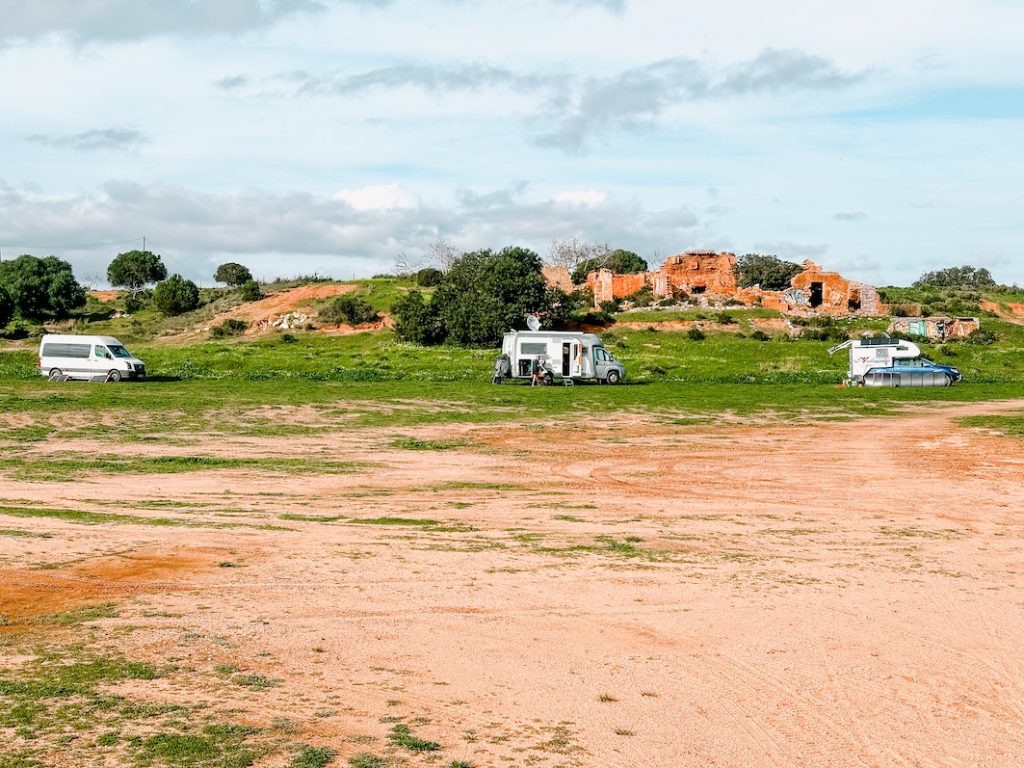 Wild Camping in Spain & Portugal Vanlife Campervan Camping in Spain Fiat Ducato motorhomes caravans parking road signs Authenticiy Sustainability Authentic trail experiences Responsible tourism Explore Huelva Algarve Parking Praia dos Tomates