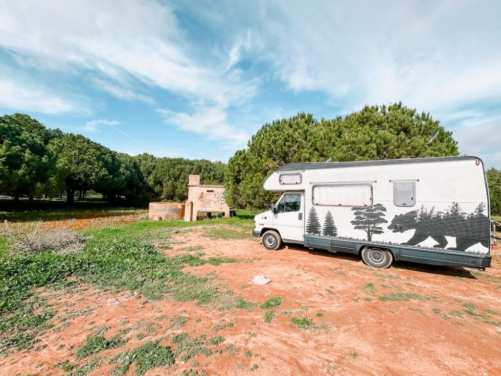 Wild Camping in Spain & Portugal Vanlife Campervan Camping in Spain Fiat Ducato motorhomes caravans parking road signs Authenticiy Sustainability Authentic trail experiences Responsible tourism Explore Huelva Algarve Parking Praia dos Tomates