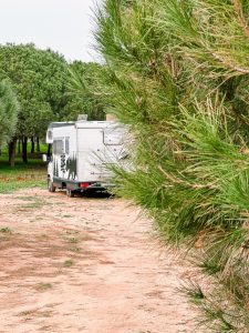 Wild Camping in Spain & Portugal Vanlife Campervan Camping in Spain Fiat Ducato motorhomes caravans parking road signs Authenticiy Sustainability Authentic trail experiences Responsible tourism Explore Huelva Algarve Parking Praia dos Tomates